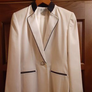 Gilmor Tailored White & Black Blazer Size 6